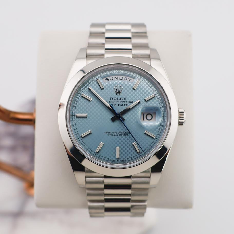 0_08203310-c338-4397-be57-d2a5f37d4490.jpg Rolex Day-Date 40 Platinum Ice Blue Diagonal Motif Dial & Smooth Bezel President Bracelet 228206 - - 图片 1