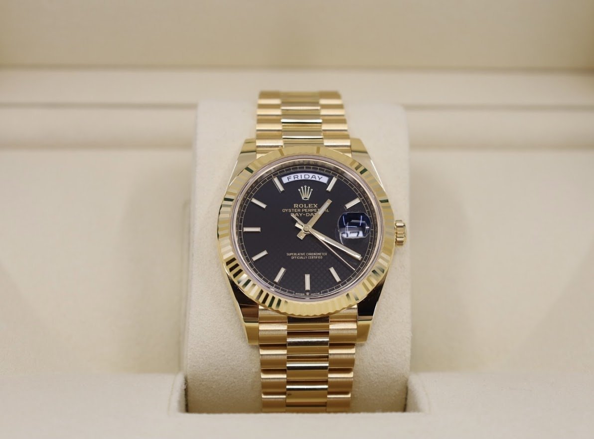 rolex-day-date-40-yellow-gold-black-diagonal-motif-index-dial-fluted-bezel-president-bracelet-228238-231116.jpg Rolex Day-Date 40 Yellow Gold Black Diagonal Motif Index Dial & Fluted Bezel President Bracelet 228238 - - 图片 1